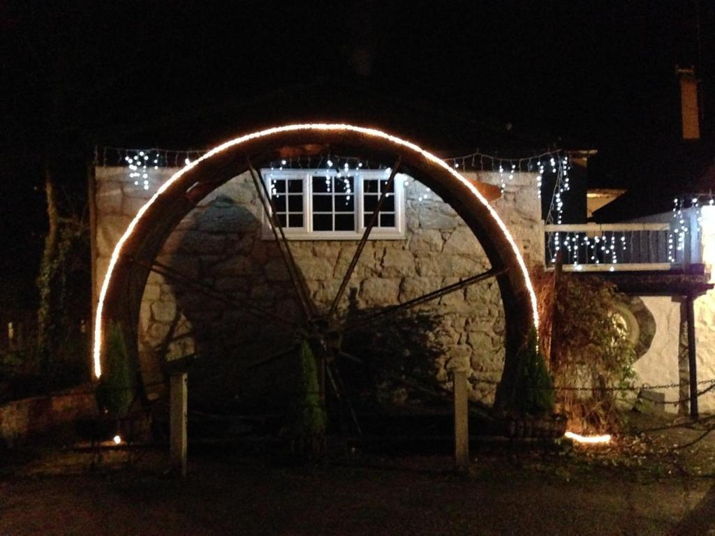 The Waterwheel Hotel เซนต์ออสเทลล์ ภายนอก รูปภาพ